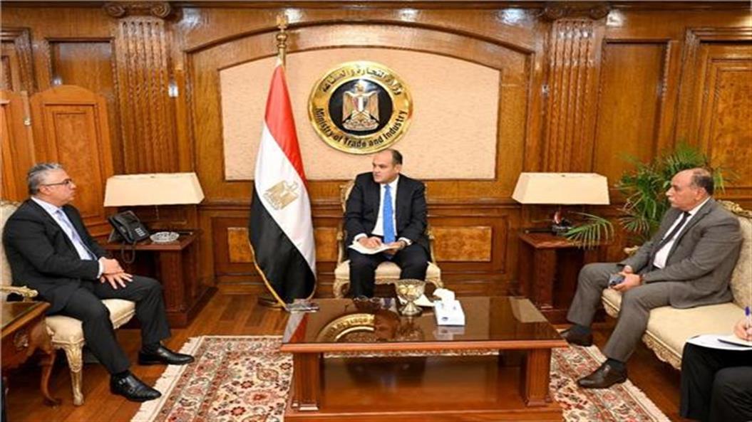 وزير الصناعة يستعرض مع رئيس المنطقة الاقتصادية لقناة السويس الفرص الاستثمارية