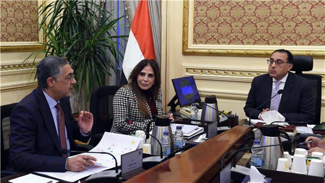 رئيس الوزراء يتابع ملف إصدار الرخصة الذهبية مع هيئة الاستثمار