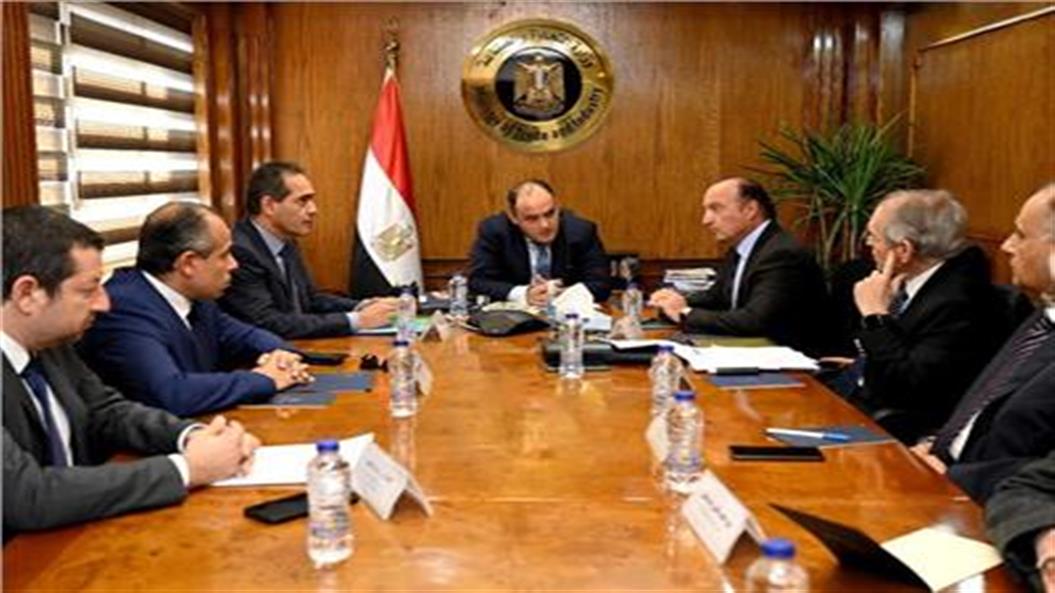 وزير التجارة يبحث مع رؤساء المجالس التصديرية خطط العمل لزيادة معدلات التصدير