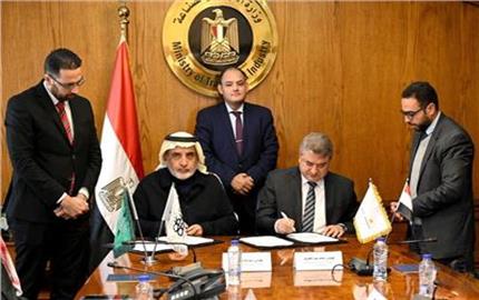 وزير الصناعة: توقيع مذكرة تفاهم مع السعودية لدعم التحول الرقمي