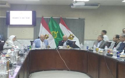 محافظ القليوبية يلتقى رئيس الغرفة التجارية وأعضاء مجلس الإدارة