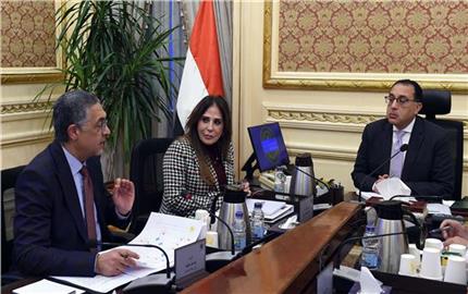 رئيس الوزراء يتابع ملف إصدار الرخصة الذهبية مع هيئة الاستثمار