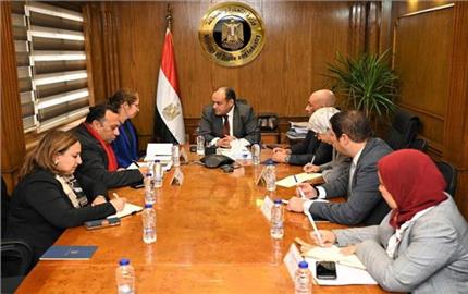وزير التجارة يبحث مع ممثلي البنك الدولي الاستراتيجية الوطنية لتطوير الصناعة