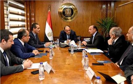 وزير التجارة يبحث مع رؤساء المجالس التصديرية خطط العمل لزيادة معدلات التصدير